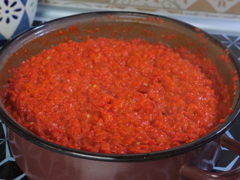 kuvanje domaćeg ajvara u velikoj šerpi