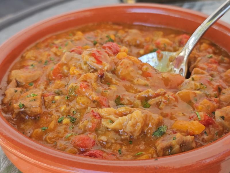 leskovačka mućkalica servirana u glinenoj posudi sa kašikom