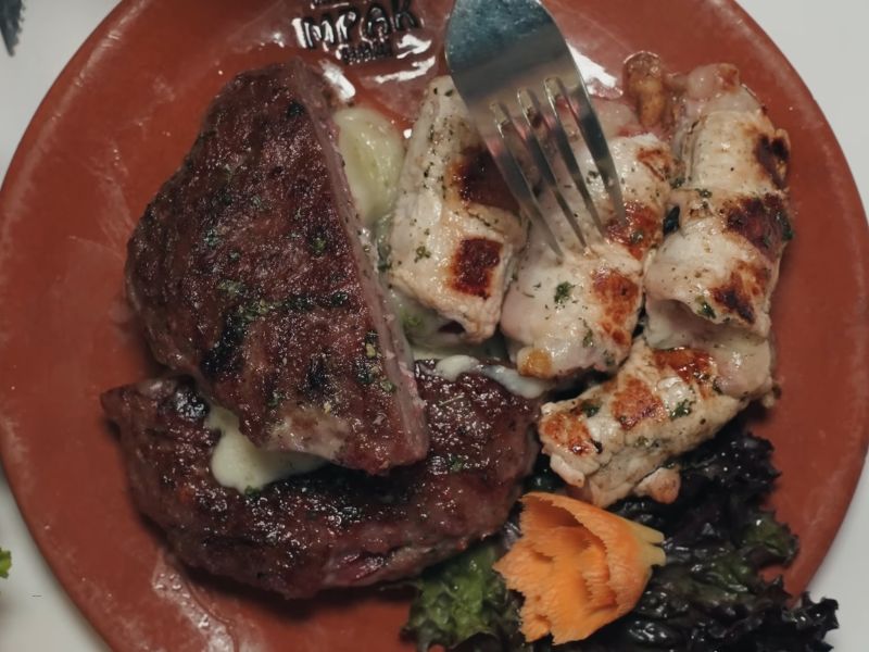 prikaz rostilja u leskovcu serviranog na tanjiru